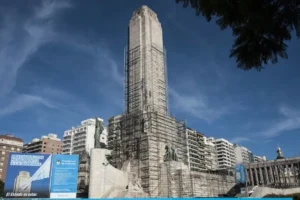 El Monumento a la Bandera cerró sectores clave por obras de restauración.
