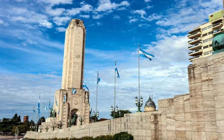 El Monumento a la Bandera, una de las atracciones turísticas más fotografiadas, según Google Maps Argentina