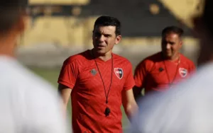 Larriera se cansó y apuntó contra el arbitraje