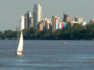 Río Paraná en Rosario con nivel en ascenso