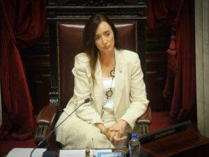 El senado cntrolará el presentismo de sus empleados