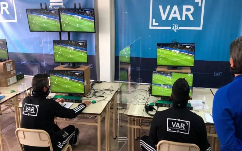 Luego de las polémicas durante el encuentro entre Boca y Talleres, analizan implementar el "video assistant referee" en las próximas instancias del certamen. 