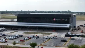 Fachada del aeropuerto de Rosario, sede de un evento solidario de moda y cultura