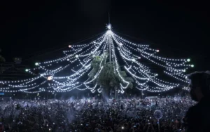 El arbolito de Oroño y Pellegrini se ilumina para celebrar una nueva Navidad rosarina