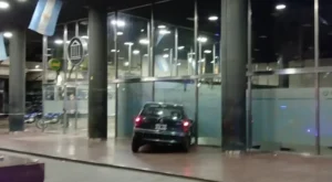 Estrelló su auto contra el banco