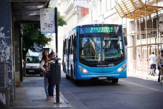 Pelea a piñas entre colectivero y automovilistas en el centro