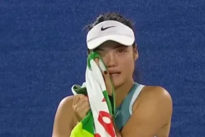 La crisis de nervios de Emma Raducanu durante un partido.