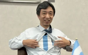 El embajador de Japón festejó el triunfo con la camiseta argentina