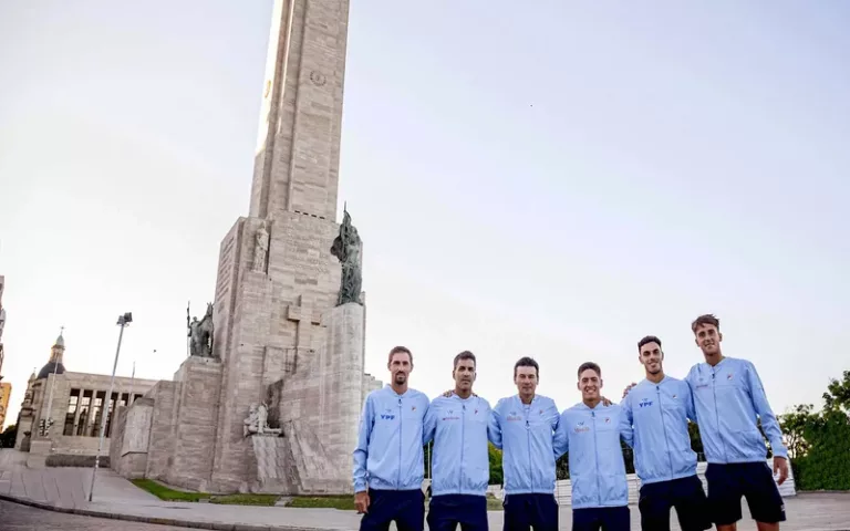 El equipo argentino de la Copa Davis posó junto al Monumento