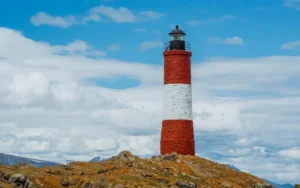 El faro del “fin del mundo” al que solo se llega tras una caminata de ocho horas