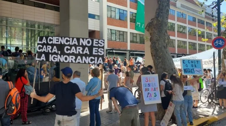 El presupuesto en ciencia cayó un 50% interanual