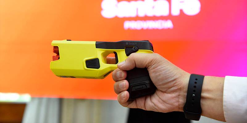 El gobierno provincial probará las pistolas Taser en Rosario.