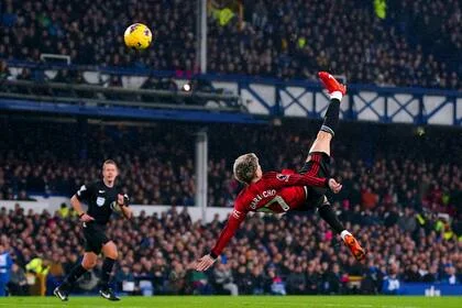 El joven delantero argentino convirtió un tanto ensayando una espectacular chilena en el partido que su equipo derrotó al Everton por 3-0.