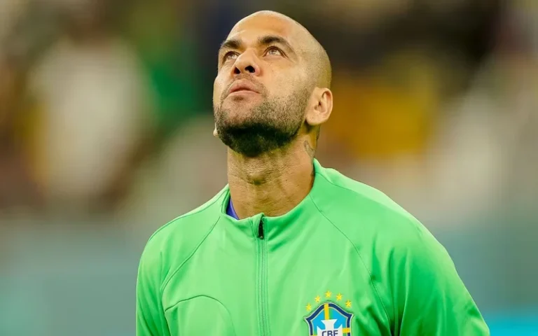 El hermano de Dani Alves debió desmentir la muerte del futbolista