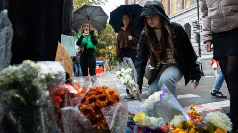 En medio de la conmoción por la sorpresiva muerte del actor, decenas de seguidores del show dejaron sus ofrendas en la esquina de New York donde transcurría la serie. 