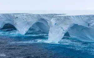 El iceberg más grande del mundo se desprendió y navega hacia el Atlántico Sur