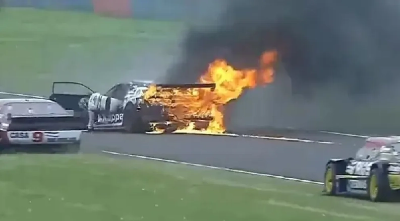 El piloto ex Fórmula 1 Gastón Mazzacane tuvo un problema mecánico en su Chevrolet Camaro y pudo escapar milagrosamente del vehículo en llamas. 