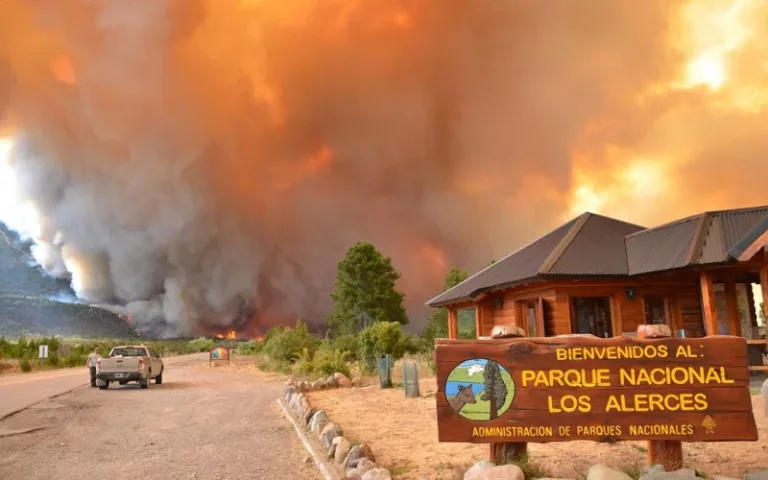 El incendio en el Parque Los Alerces avanza hacia Esquel