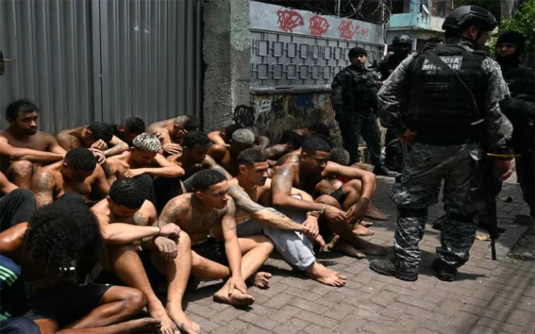 Río de Janeiro: el megaoperativo policial ya dejó 120 muertos y decenas de cuerpos en las calles.