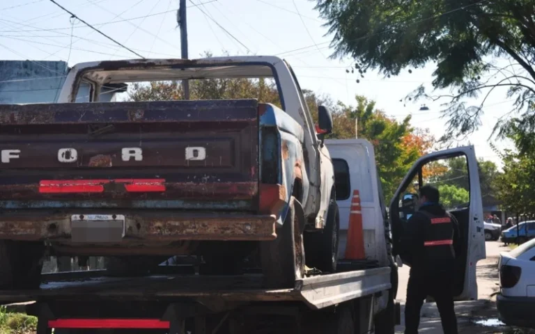 El municipio ya retiró 156 vehículos abandonados en las calles de Rosario