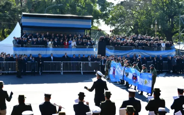 El presidente Javier Milei encabezó el desfile militar por el 9 de Julio