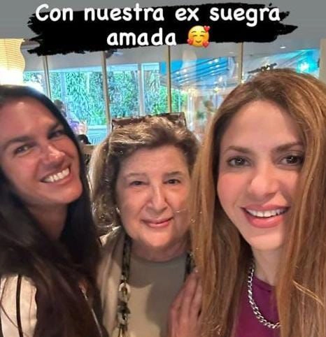 La cantante colombiana sorprendió al difundir unas fotos donde se la ve junto a Inés Pertiné, la madre de Antonio de la Rúa y ex primera dama. 