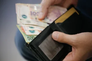 El salario mínimo cayó un 34% desde que asumió Milei