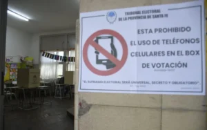 Elecciones en Santa Fe: ¿por qué no se puede usar el teléfono en el box de votación?