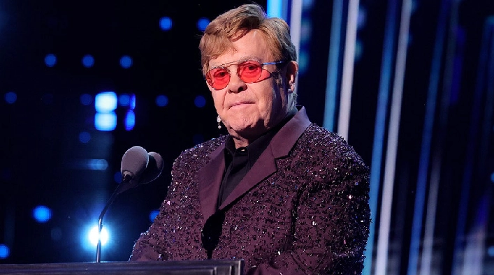 Elton John sufrió hace algunos meses una infección que le afectó la vista y, si bien se retiró de los escenarios en 2023, deseaba seguir componiendo. 