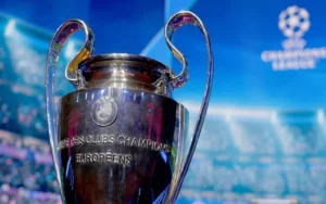 Pelota oficial de la Champions League sobre el césped