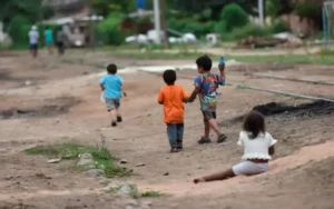 En Argentina, más de la mitad de los niños menores de 15 años son pobres