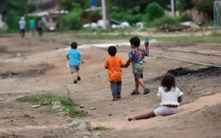En Argentina, más de la mitad de los niños menores de 15 años son pobres