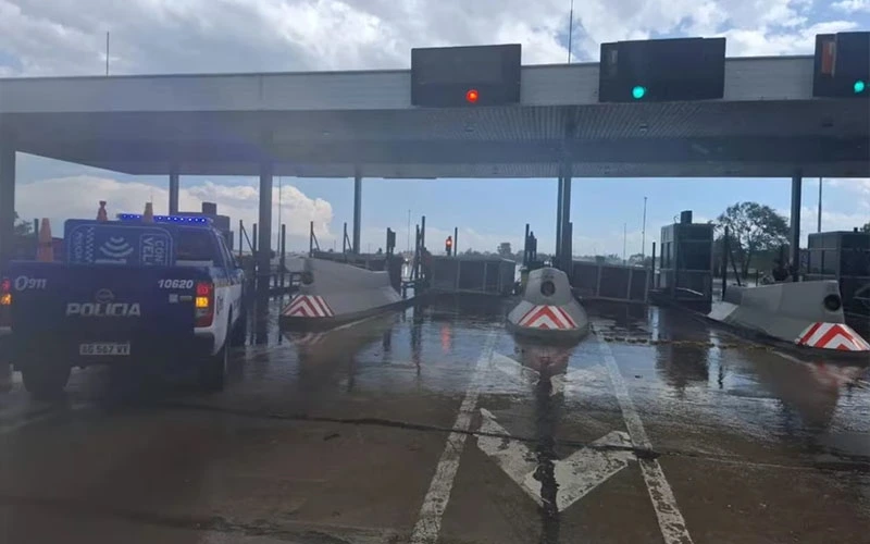 En Córdoba, un temporal dejó un fallecido por la caída de una cabina de peaje.