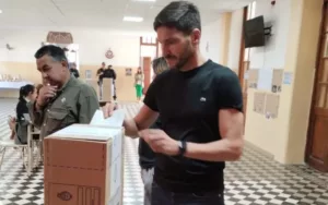 Balotaje: en Hughes, votó Maximiliano Pullaro