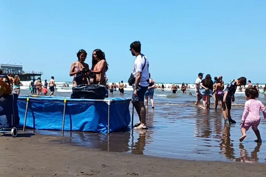 Mar del Plata: una familia llevó una pelopincho a una playa.
