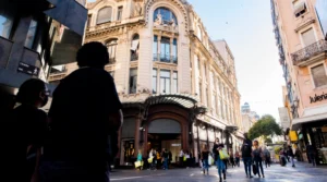 En Rosario, casi el 90% de los comercios están en funcionamiento