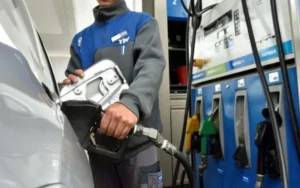 Estación de servicio de YPF con surtidores de nafta