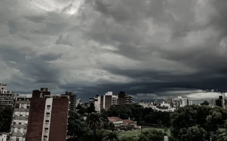 En Rosario, se cumplió el alerta amarillo y se hizo de noche