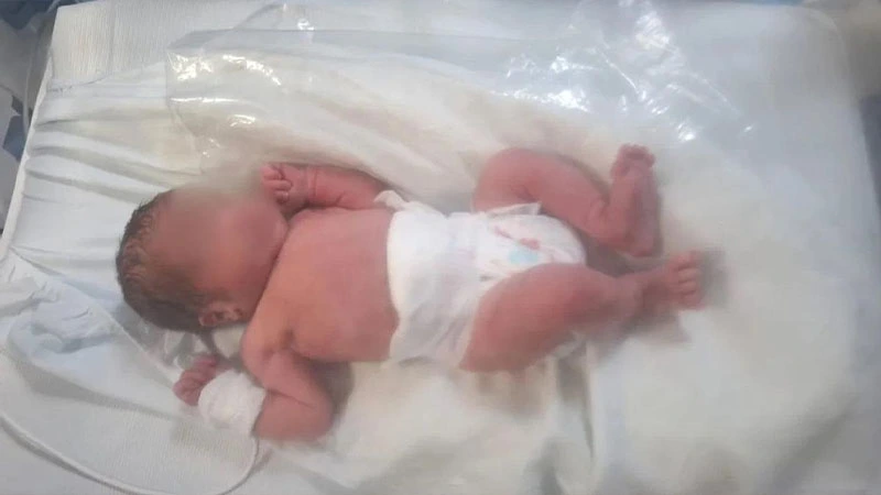 En San Martín, rescataron a una bebé recién nacida de un cesto de basura.