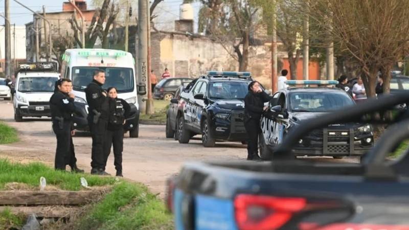 Santa Fe: un policía le disparó a su pareja y se atrincheró en su casa.