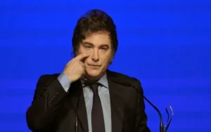 En el primer día sin cepo, Milei aseguró que "vuelven las retenciones"
