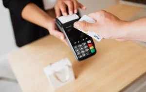 En febrero se desaceleraron las compras con tarjeta de crédito