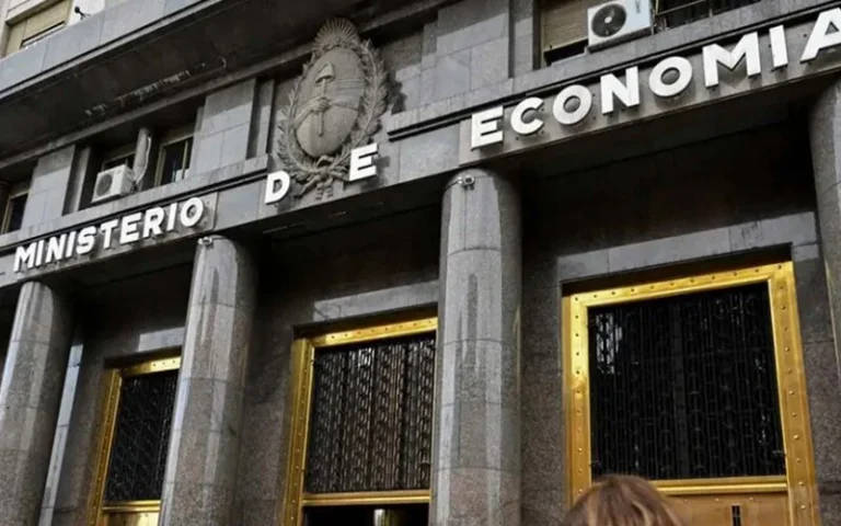 En nueve meses, el gasto total del Estado cayó un 30%