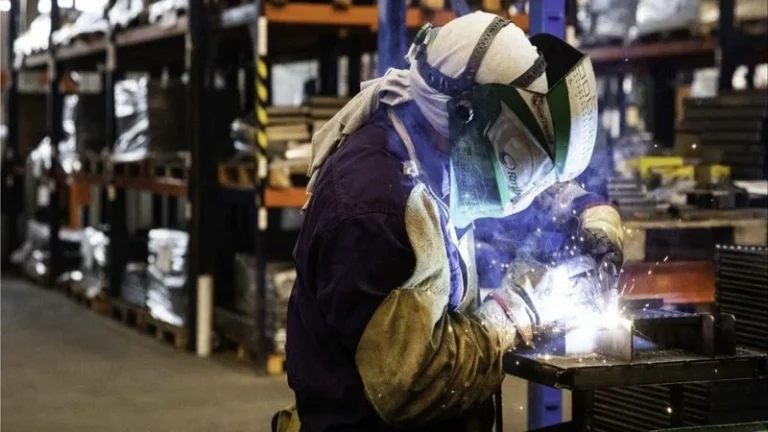 En octubre, industria y construcción registraron leves retrocesos