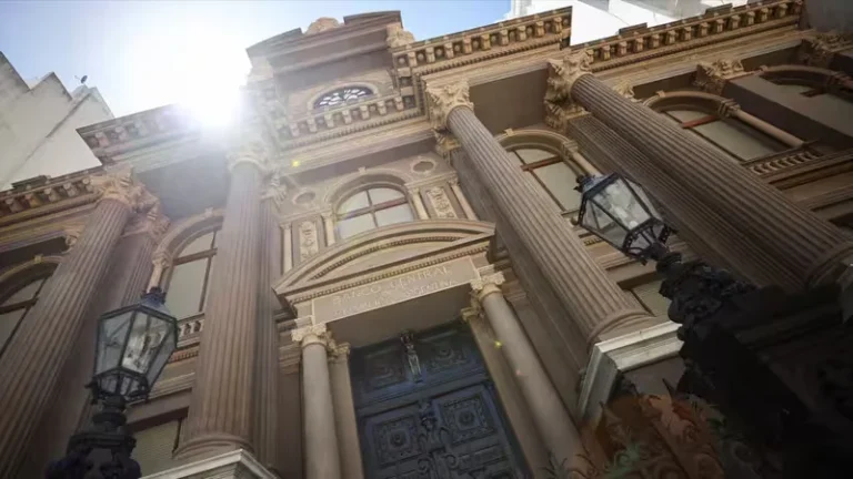 El dólar oficial subió casi 3% en septiembre y el riesgo país tocó máximos históricos