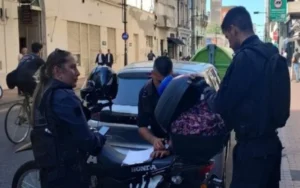 Encontraron muerto a un perro dentro de un auto en el centro