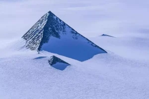 Encontraron una pirámide similar a las de Egipto en la Antártida