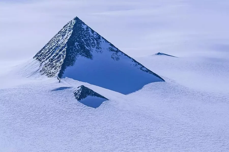 Encontraron una pirámide similar a las de Egipto en la Antártida