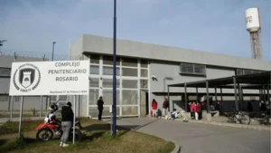 Encuentran a la novia de "Chucky Monedita" un dispositivo en la cárcel