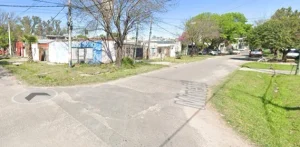 Patrullero policial en la escena de un crimen en una vivienda